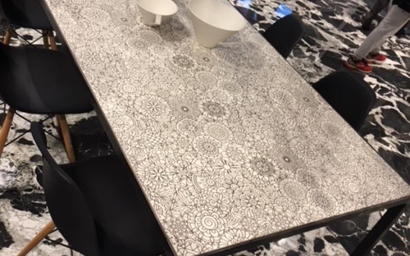 Tavolo con grande lastra in grès decorata