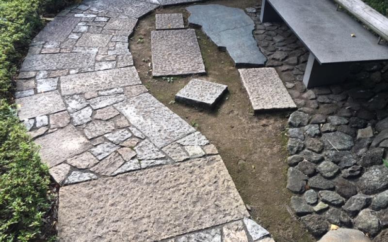 Vialetto giardino giapponese con lastroni squadrati e pezzature piccole