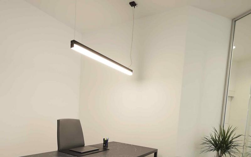 Illuminazione del tavolo dell'ufficio con lampada sospesa
