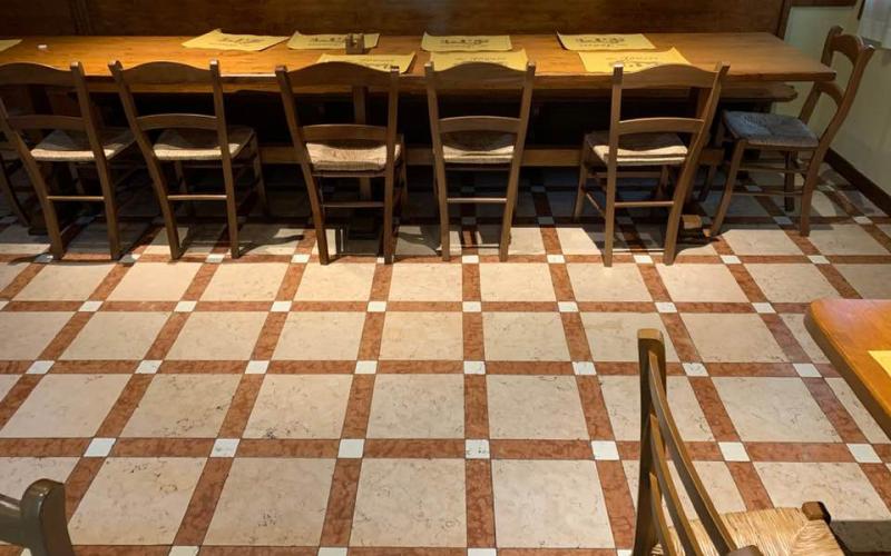 Pavimenti in marmo anticato in un ristorante a Vicenza