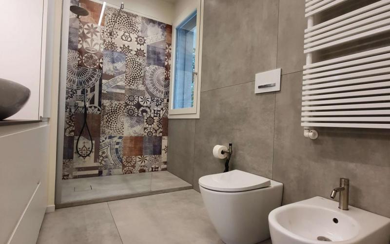 Il bagno decorato nella casa di Arzignano progettata dagli architetti Marchezzolo