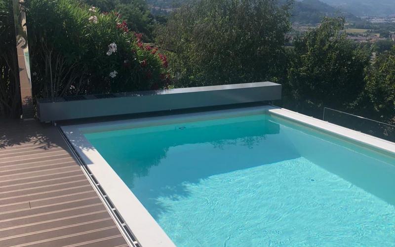 Progetto della piscina a cura dell'architetto Michele Stefenelli: pavimento piscina in WPC