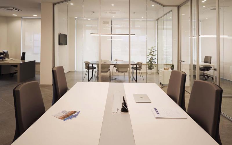 Arredamento per uffici contract: il tavolo riunioni