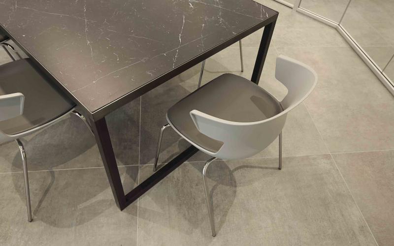 Tavolo e sedie per i nuovi uffici di Vicenza