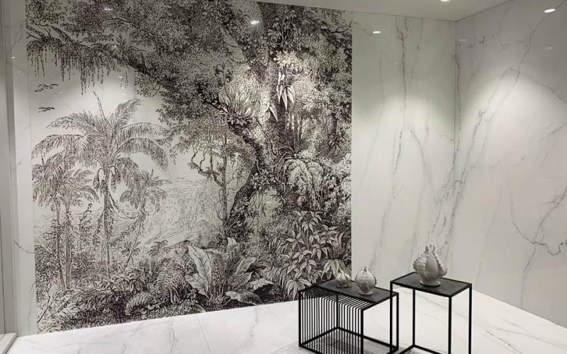 Un bagno black and white realizzato utilizzando delle grandi lastre in grès effetto carrara lucido e delle lastre decorate con paesaggio naturale