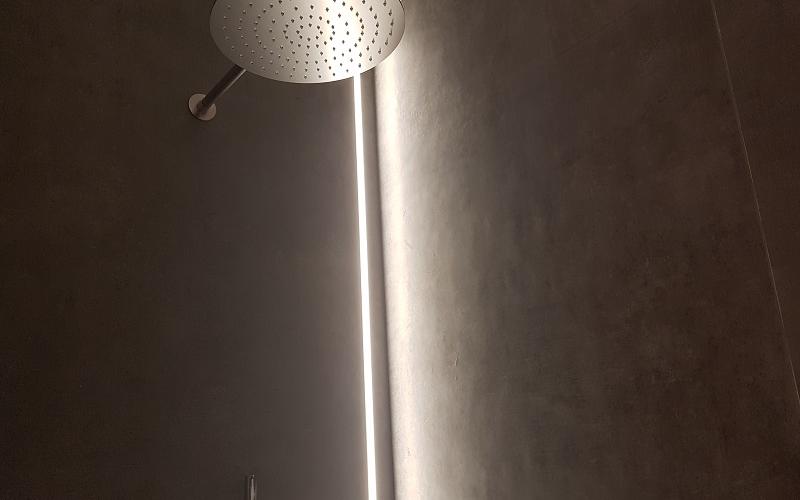 La particolare illuminazione della doccia con il led incassato nello spigolo