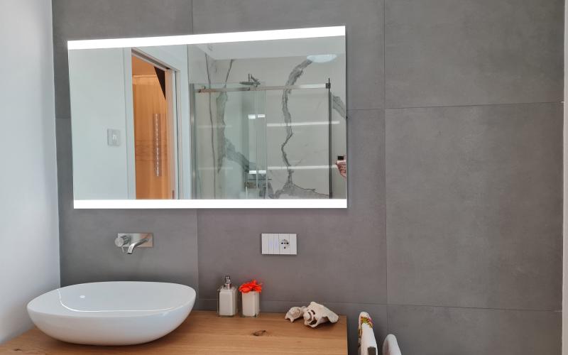 bagno moderno in gres effetto marmo e resina a Vicenza