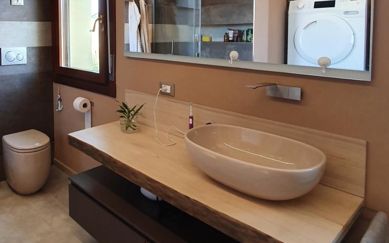 mobile moderno bagno ristrutturato a Sarego