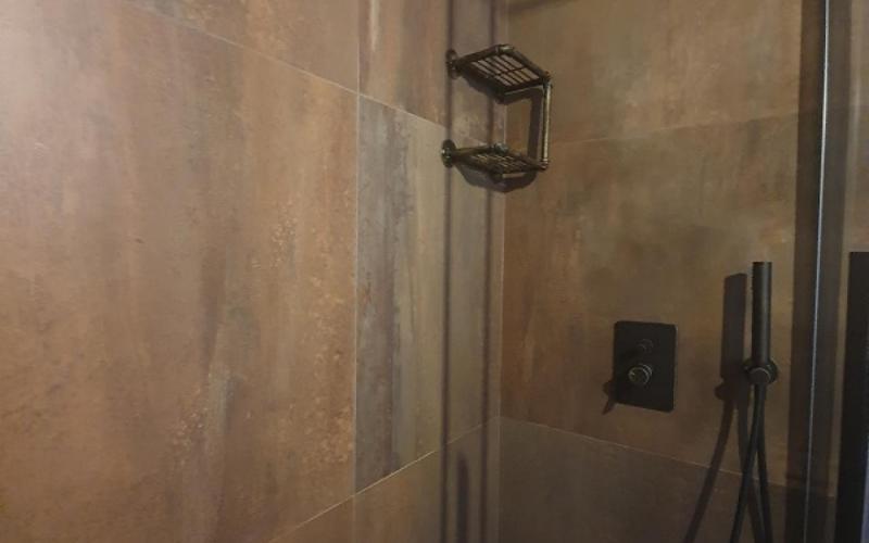 Black taps for a modern shower Verona