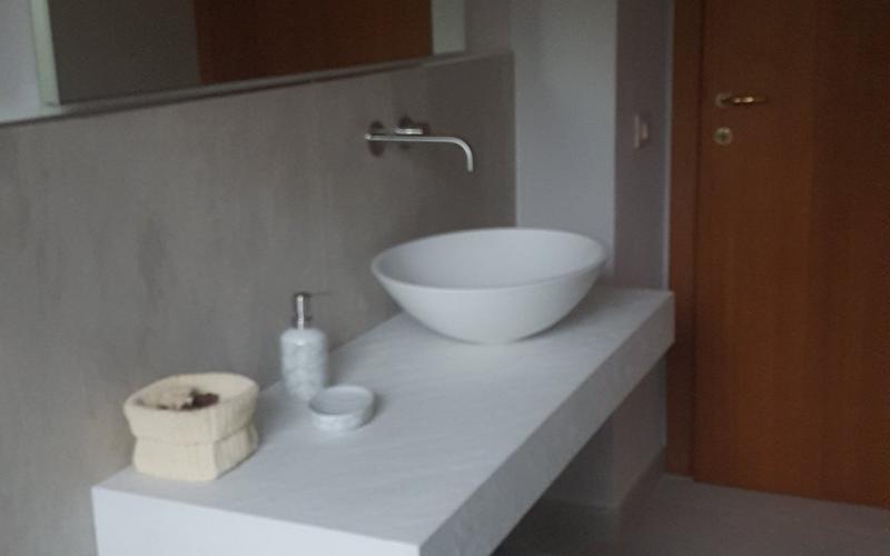 Mobile bagno mensola in cemento e cassettone a Vicenza