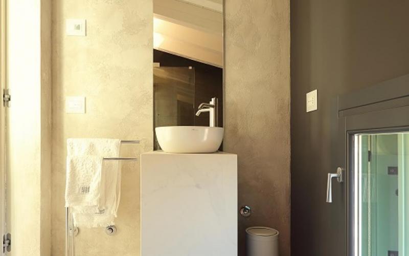 Modern guest bathroom in Vicenza
