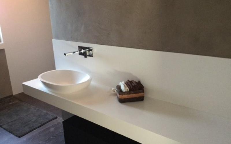 Mobile bagno realizzato con una mensola dello stesso materiale del rivestimento a Vicenza