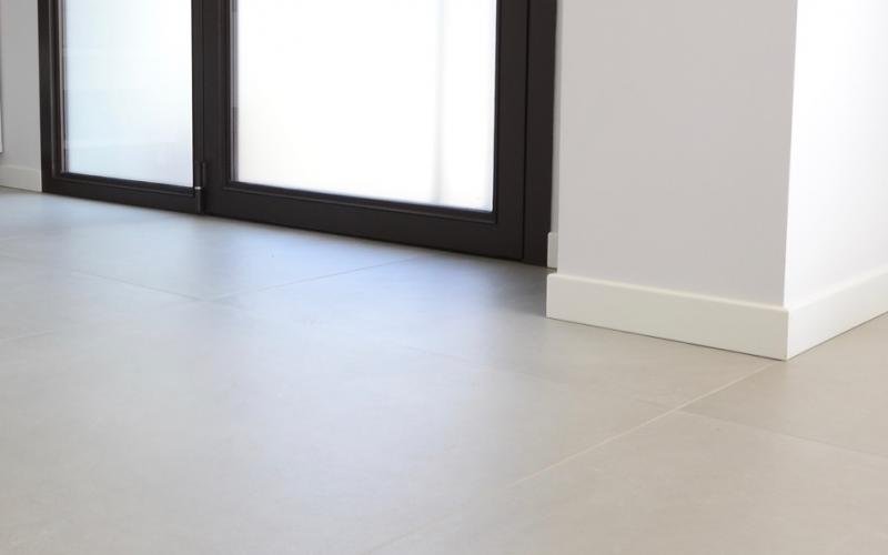Skirting on ceramic floor, lacquered white vicenza