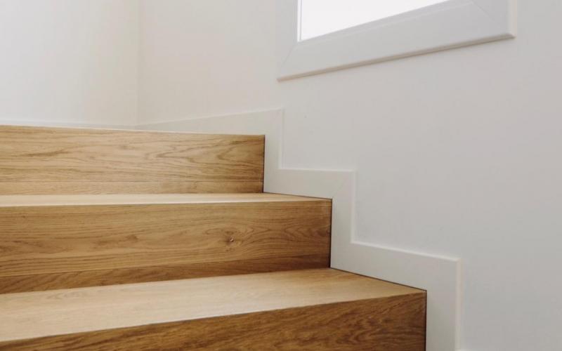 Verona white lacquered staircase skirting board