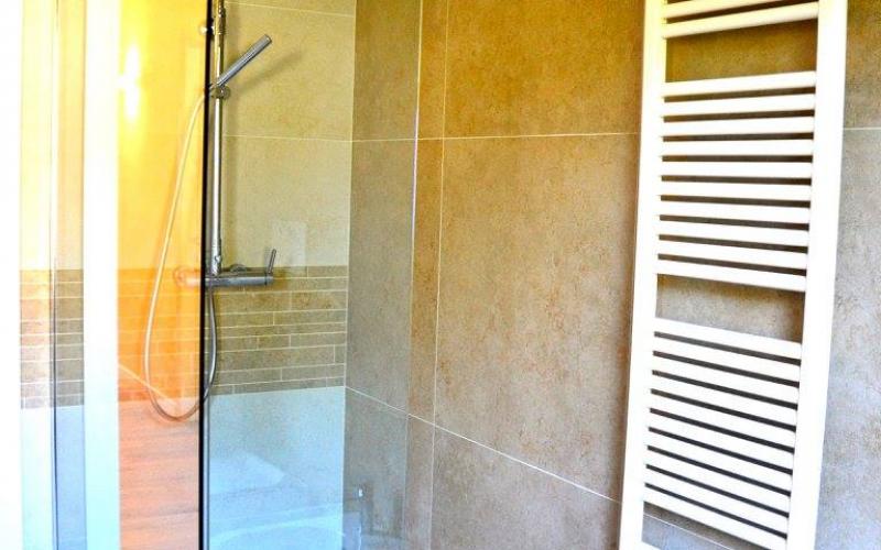 Shower enclosure with fixed side and small hinged glass door