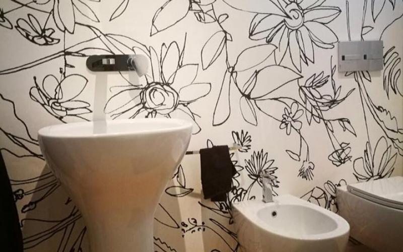 Floral wallpaper ona bathroom in Vicenza
