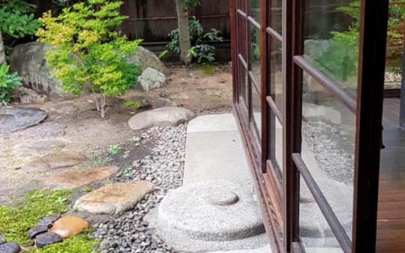 Pietra tonda all'ingresso (dal giardino) di una casa giapponese