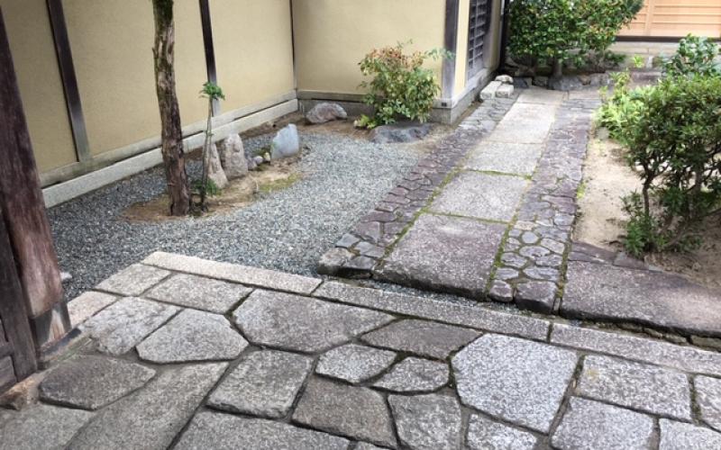 casa giapponese percorso nel giardino