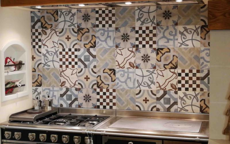 Coating a wood-burning kitchen with cement tiles