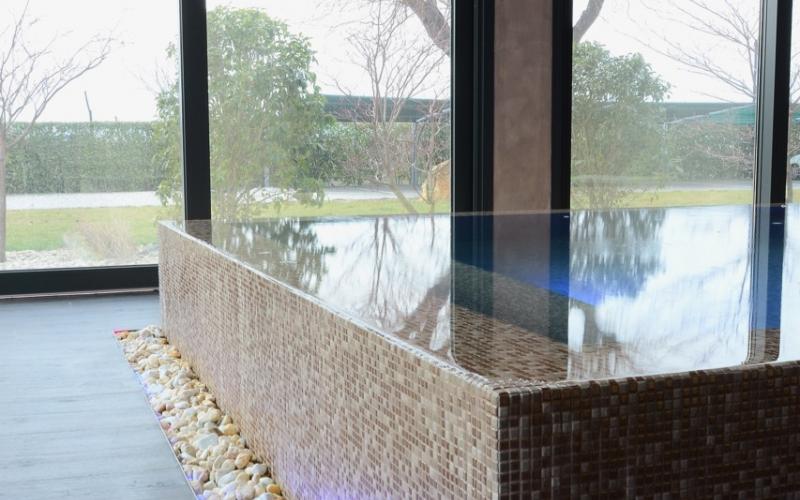 Centro benessere dell'hotel: piscina rivestita in mosaico