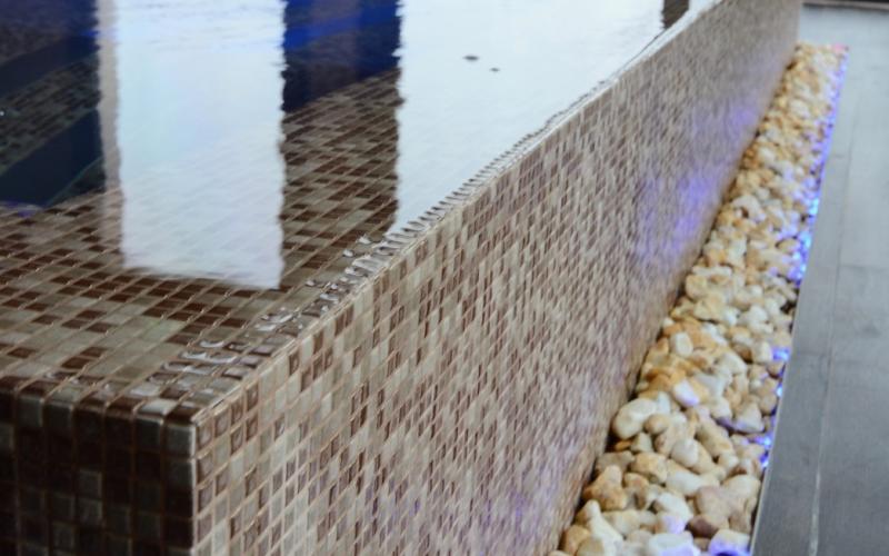 Centro benessere dell'hotel: piscina rivestita in mosaico