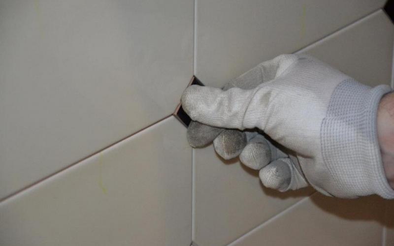 Laying tiles in a bathroom in Vicenza