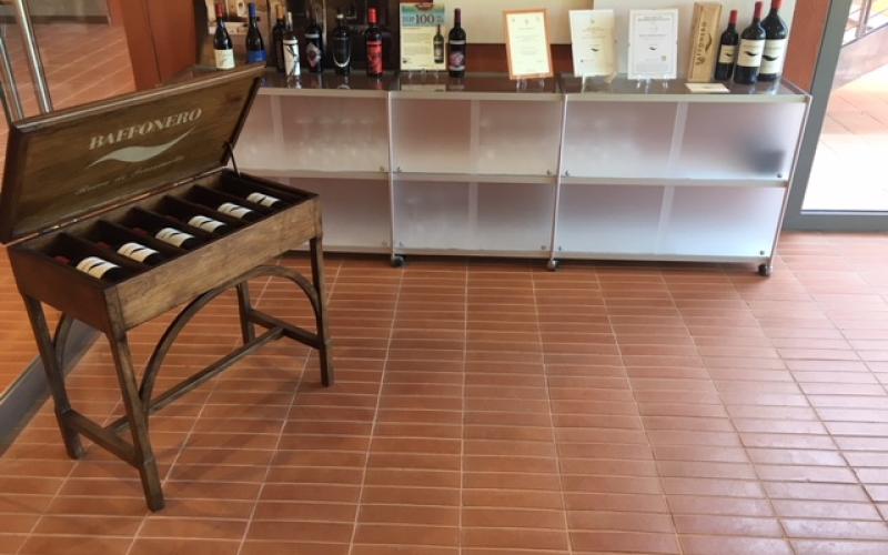 Pavimento in sestino di cotto negozio vino verona