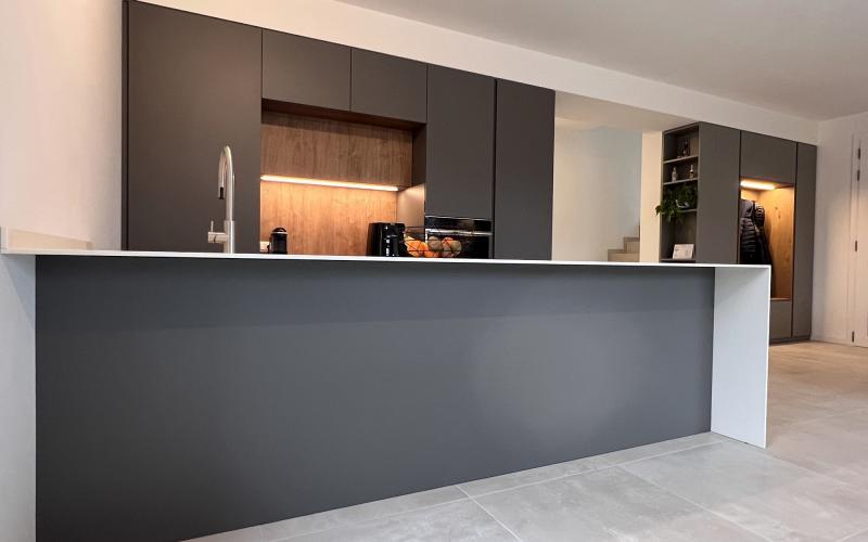 Vicenza kitchen with under-cabinet LED lighting