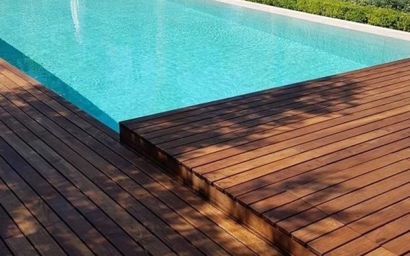 Decking legno in piscina 