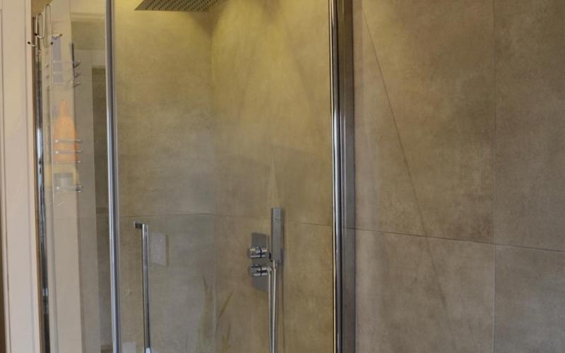 Grandi lastre in grès porcellanato per doccia moderna Vicenza