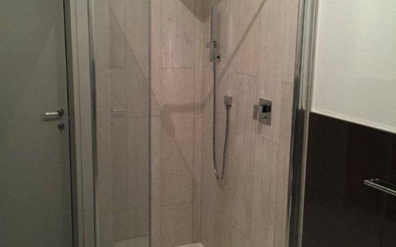 Transparent rectangular crystal shower in Vicenza
