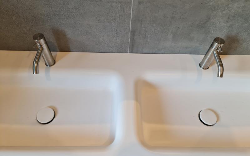 doppio lavabo bagno integrato in corian 