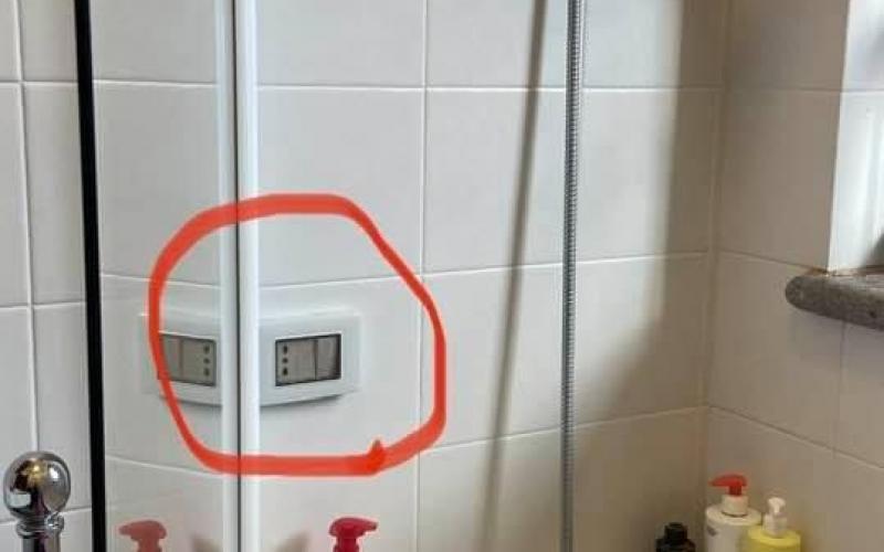 Errori nella progettazione del bagno: una spina elettrica dentro alla doccia!