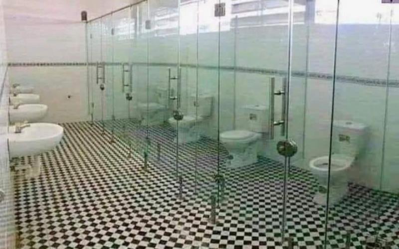 Errori nella progettazione dei bagni: vetro trasparente anzichè satinato