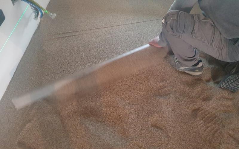 Esecuzione livelli stesura sabbia pavimento in legno