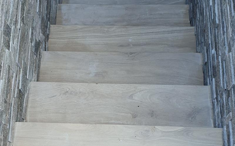 scala esterna piastrelle effetto legno Vicenza