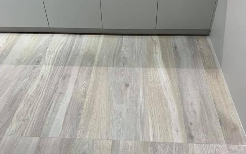 Faux wood tiles floor: detail