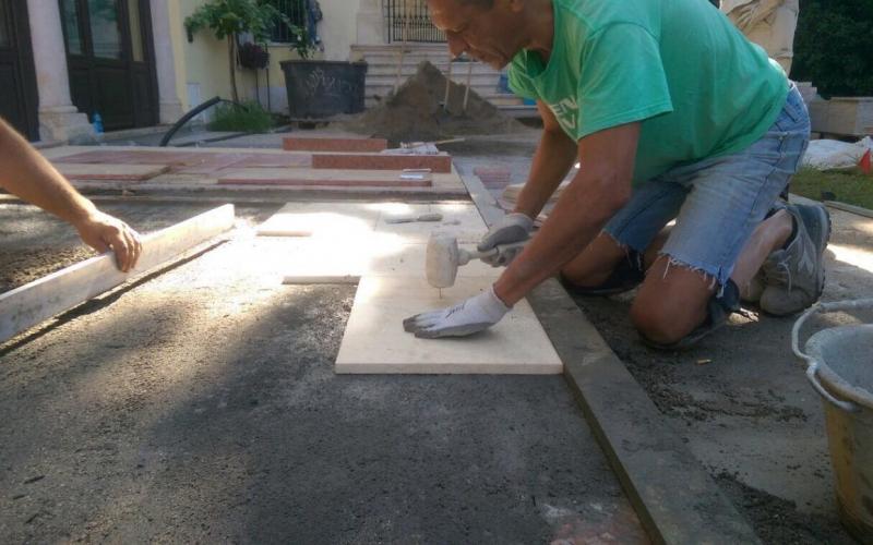 Laying outdoor marble flooring in a garden in Verona