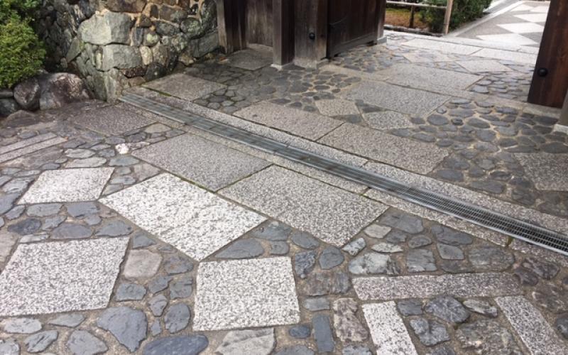 Geometrie in un viale di casa giapponese
