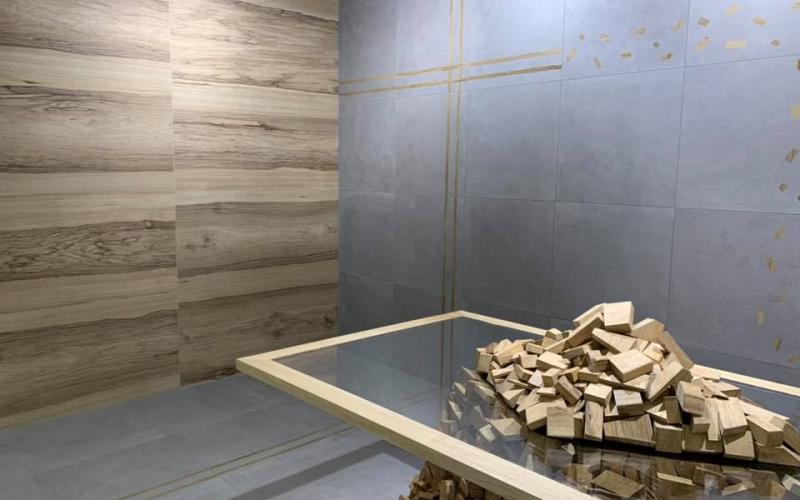 grès effetto legno a parete abbinato con grès effetto cemento
