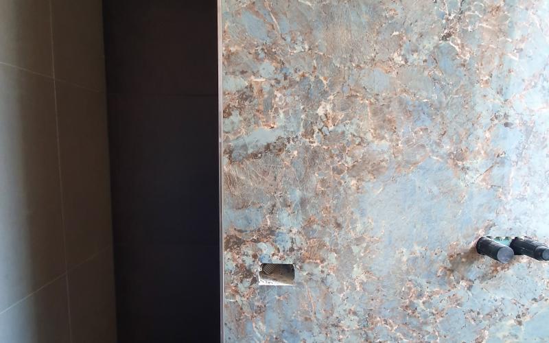 Grès effetto marmo posato in un bagno moderno a Vicenza
