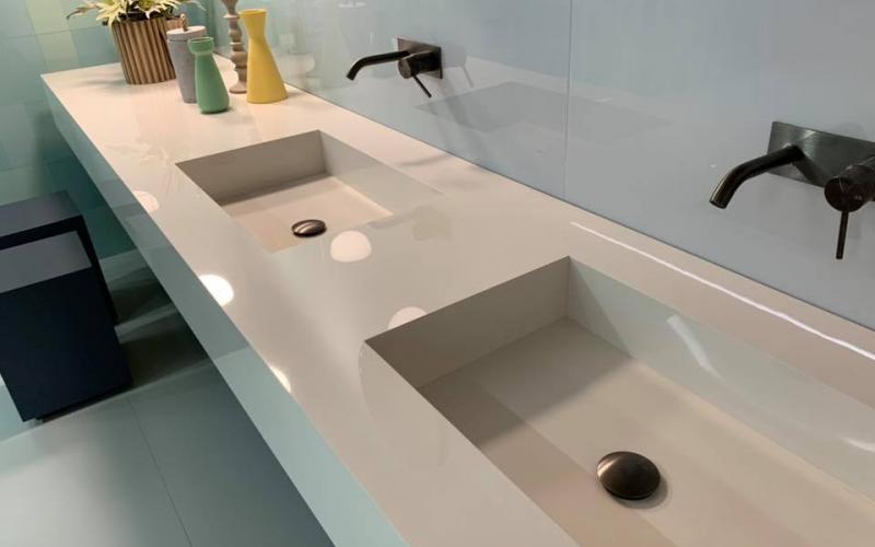 Altro dettaglio del Piano del bagno in gres bianco lucido a specchio