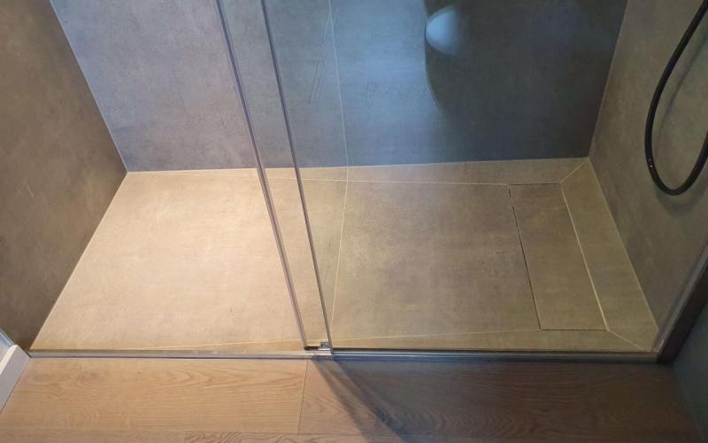 Piatto doccia rivestito in grès effetto resina chiaro grigio Vicenza