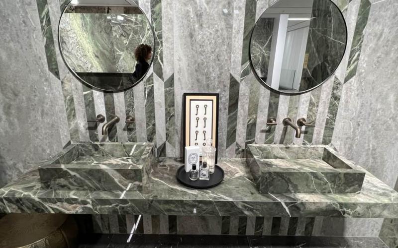 Grandi lastre in grès effetto marmo verde in un bagno