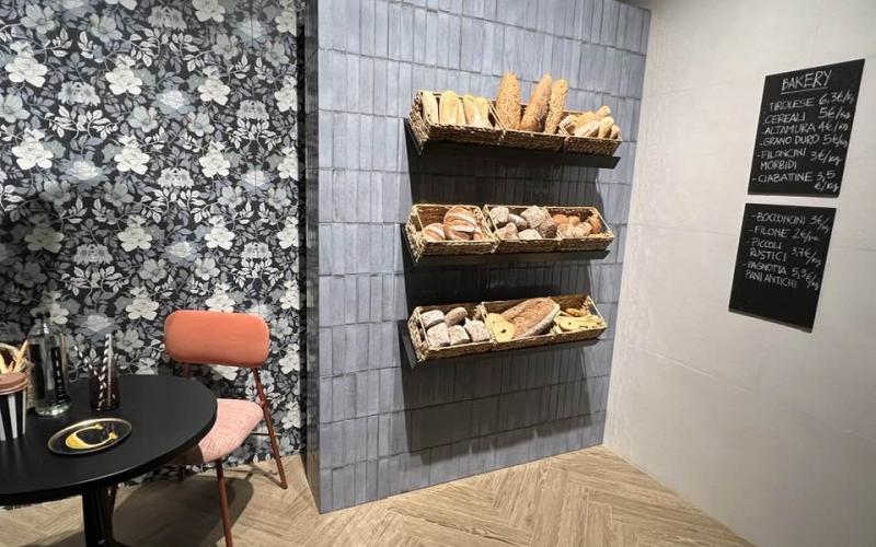 Grès porcellanato per rivestire le pareti di un negozio di pane