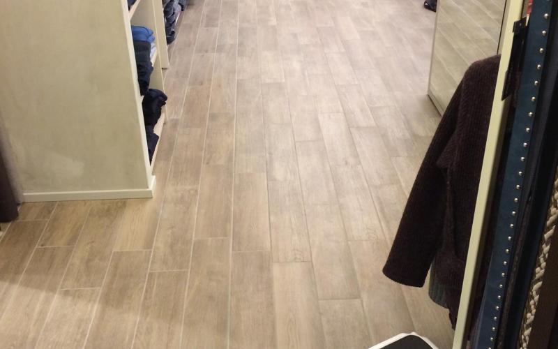 Wood-effect stoneware flooring in a shop in Montorso Vicentino Vicenza