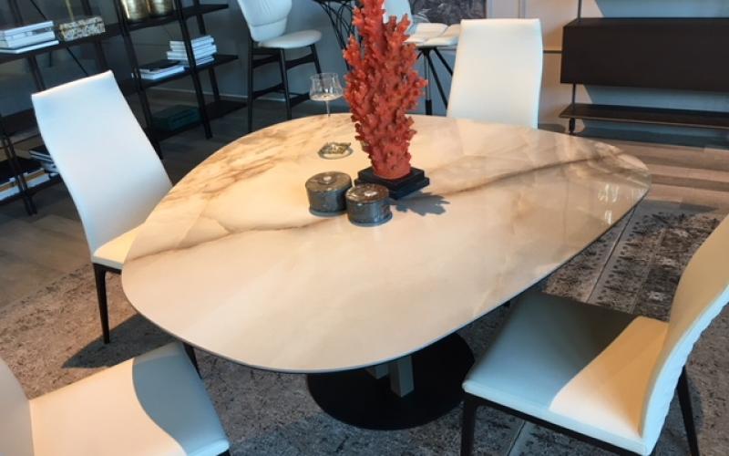 tavolo in gres effetto marmo lucido esposto nella nostra show room di Costo di Arzignano