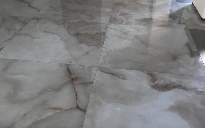 Gres lucido effetto marmo su pavimenti e scala