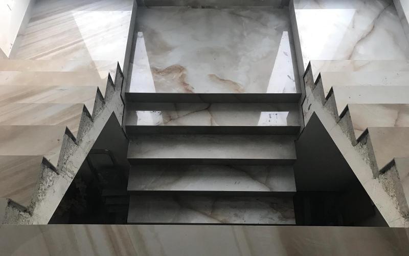 Una scala realizzata in grès effetto marmo lucido