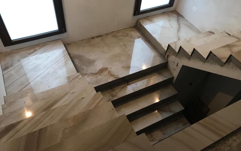 Gres lucido effetto marmo su pavimenti e scala